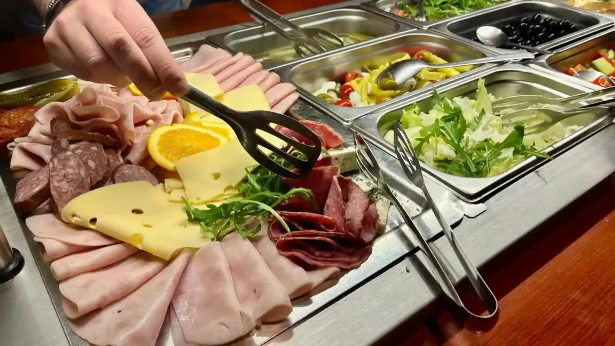 Prag: Sightseeing-Bootsfahrt mit Buffet-Abendessen