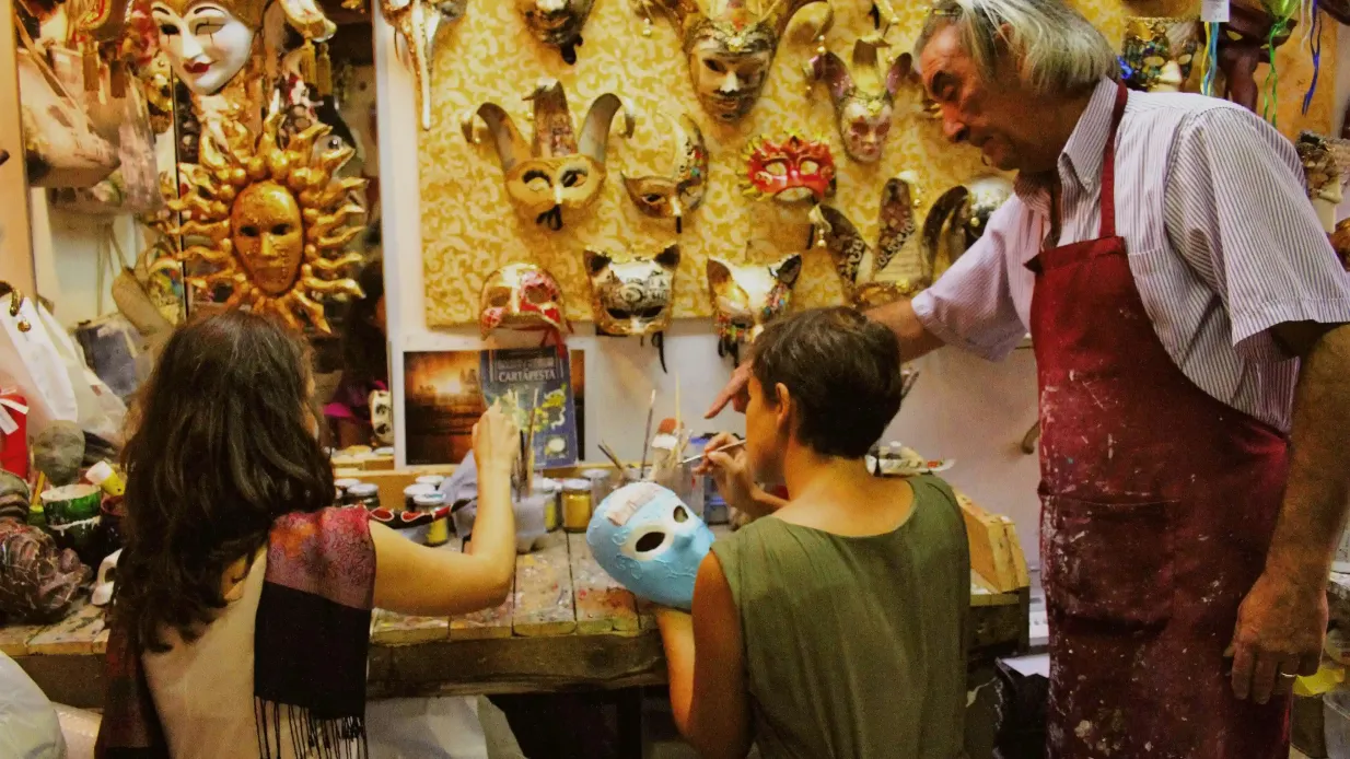 Fabricación de máscaras de carnaval en Venecia Operado por City Tours Co Uk
