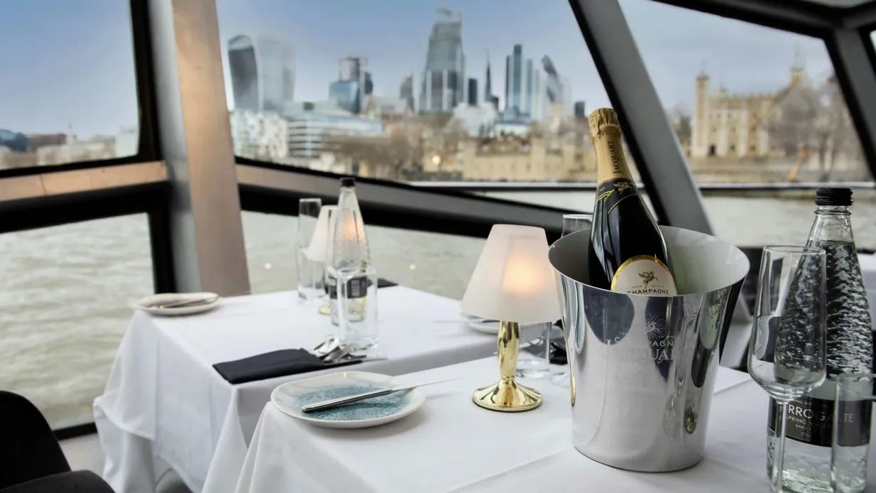London: Bootstour mit Abendessen und Live-Musik auf der Themse Bereitgestellt von City Cruises PLC
