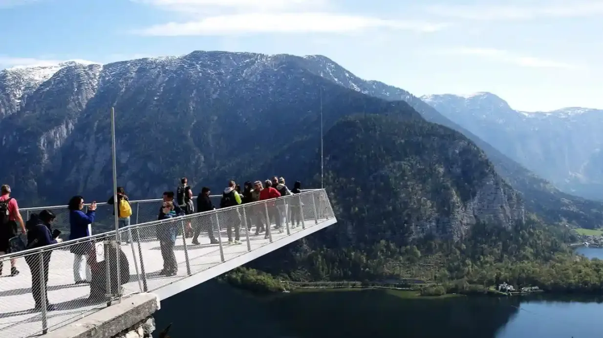 Hallstatt: Excursión de un día desde Salzburgo Operado por Tiqets International B.V.