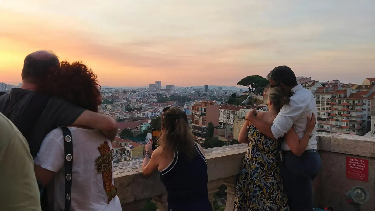 Kirche Unserer Lieben Frau von Graça: Goldene Stunde auf der Terrasse des Convento da Graça Bereitgestellt von Wonderfulday