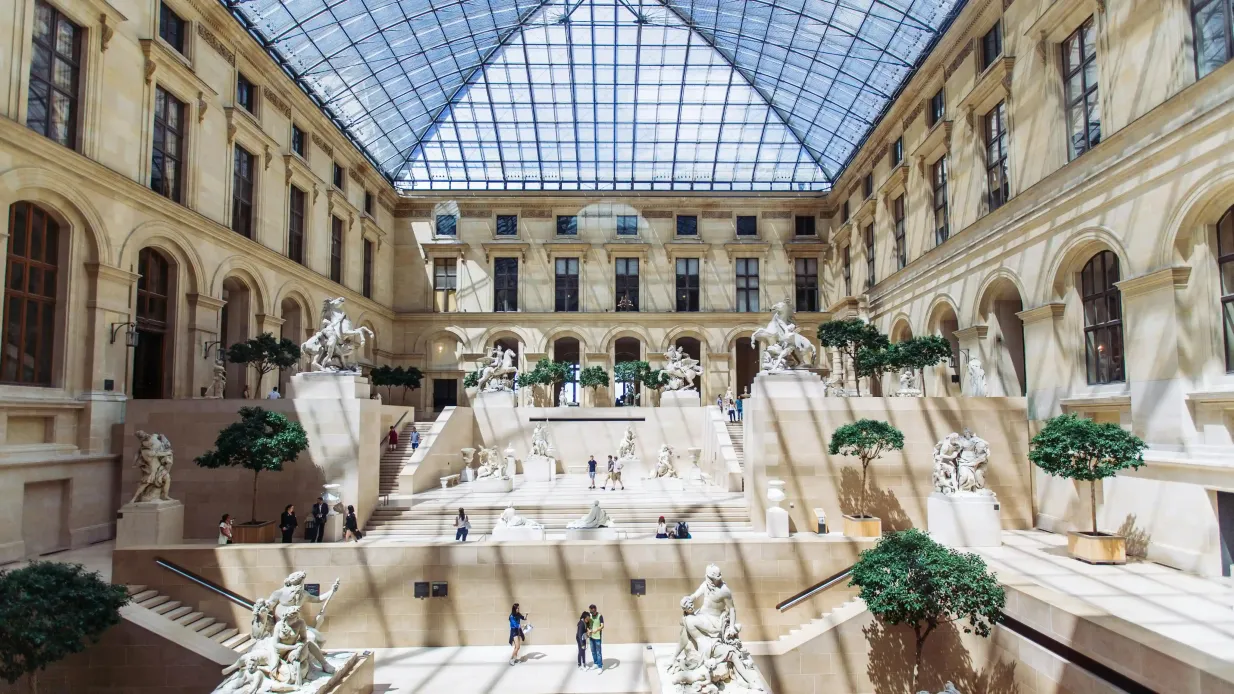 Museu do Louvre: entrada exclusiva + tour guiado em grupo pequeno Organizado por UTG Experience (EUR)