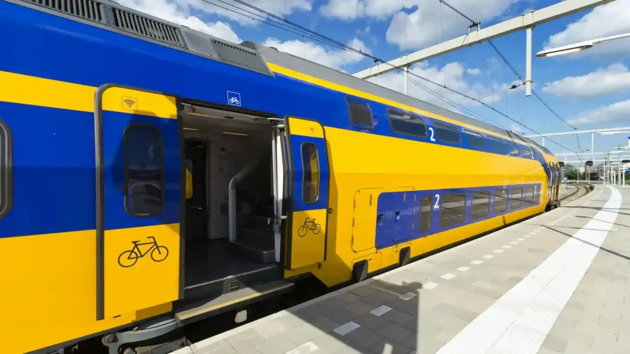 Amsterdam: Train Transfer To/From Leiden Provided by Distribusion Technologies GmbH (EUR)