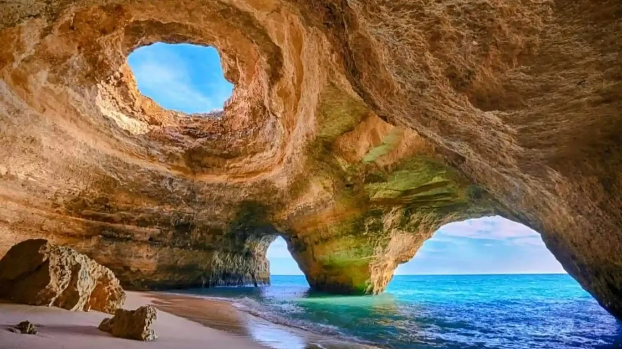 Grotte di Benagil: Tour in barca al tramonto da Portimão Fornito da P4Y SERVICES & MEDIACAO IMOBILIARIA, LDA