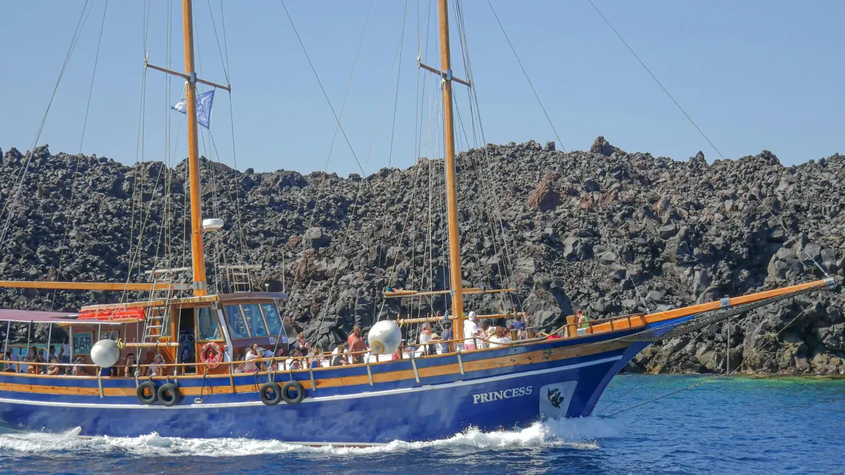 Santorin: Bootstour zu den Vulkaninseln mit Besuch der Thermalbäder Bereitgestellt von NST TRAVEL SA