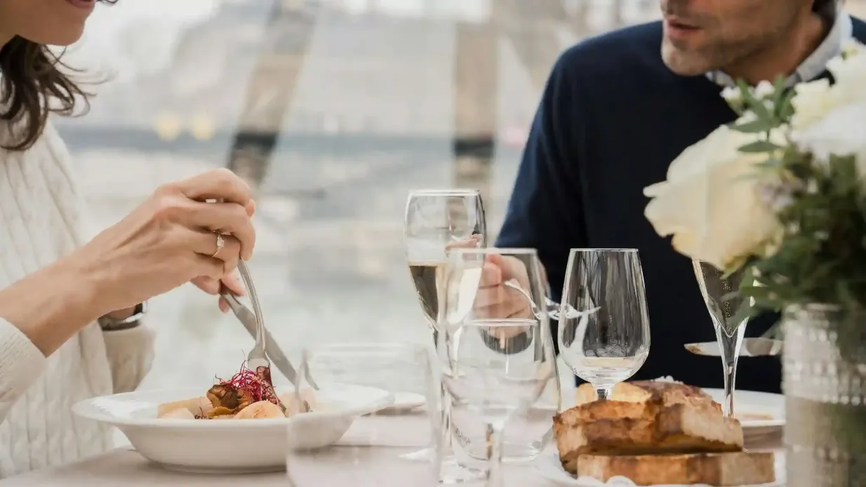Seine Fluss: Bootstour mit Mittagessen BATEAUX-MOUCHES® Bereitgestellt von Cie des Bateaux Mouches