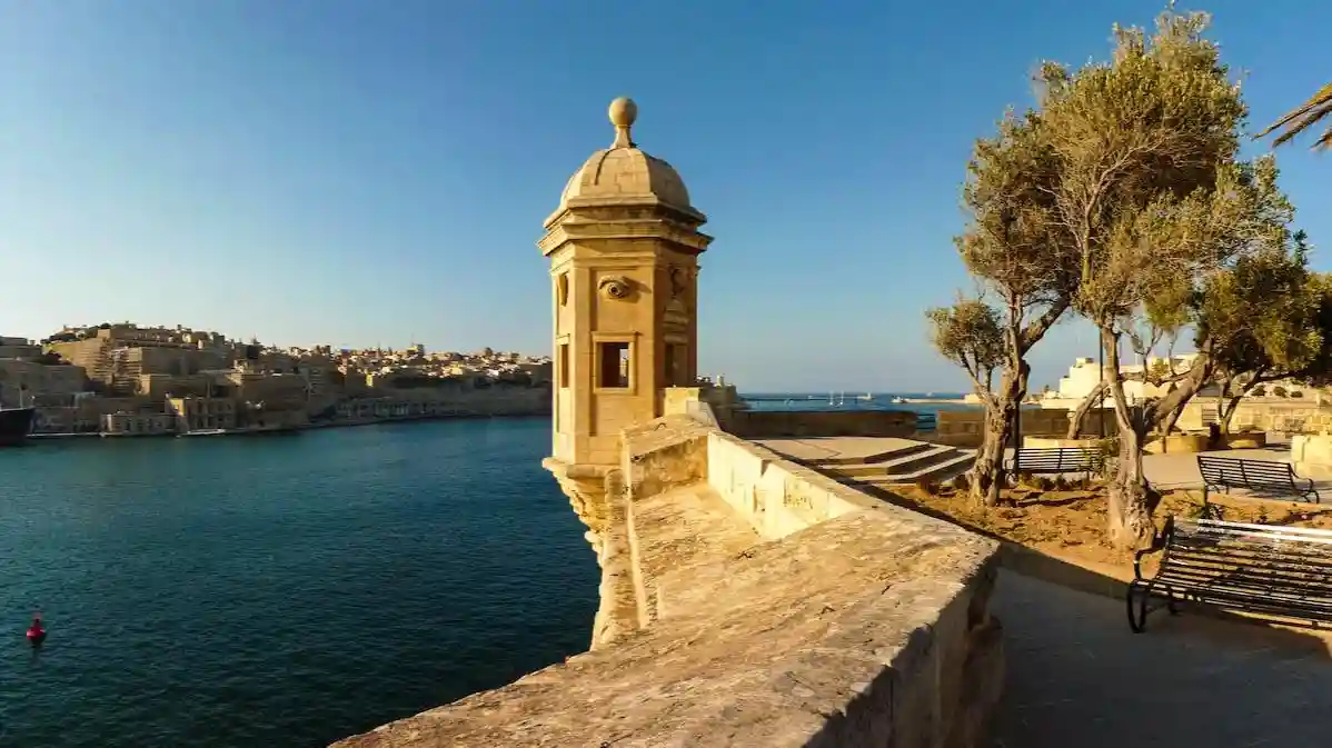 Sliema: Excursión en bus turístico Hop-on Hop-off de 1 día + pase para un paseo en barco por el puerto Operado por Capitan Morgan Operators Ltd