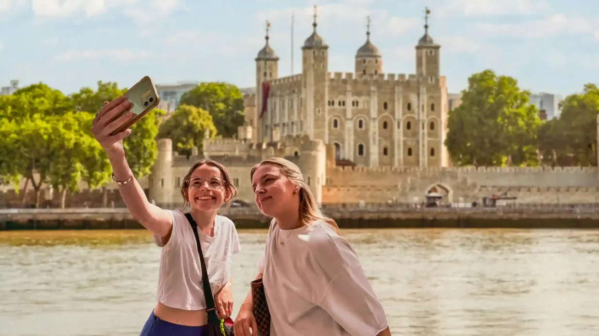 Tower of London: Guided Tour + Thames River Cruise + Crown Jewels Access Provided by The Roman Guy SRL