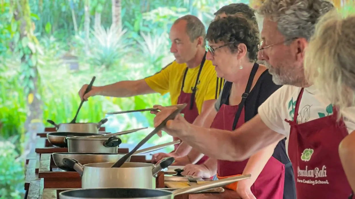 Bali: Clase de cocina en el pueblo de Ubud + Visita a una granja ecológica Operado por Pemulan Bali Farm Cooking School