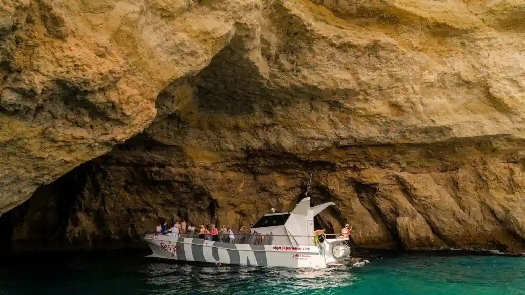 Benagil e Observação de Golfinhos: Passeio de Catamarã saindo de Albufeira Organizado por Várzeamar – Actividades Marítimo Turisticas SA