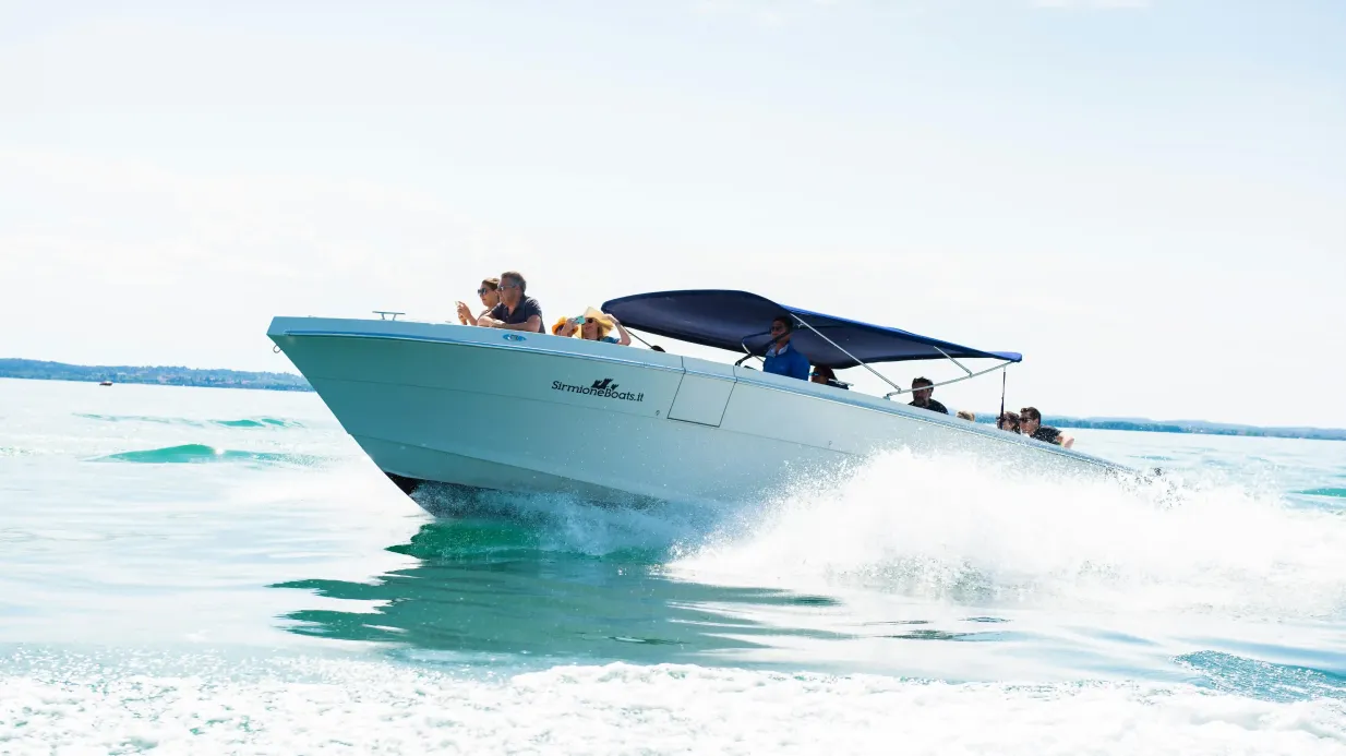 Gardasee: 4-stündige Bootstour mit Scaligerburgen + Weinprobe ab Sirmione Bereitgestellt von Consorzio motoscafisti Sirmione SCRL