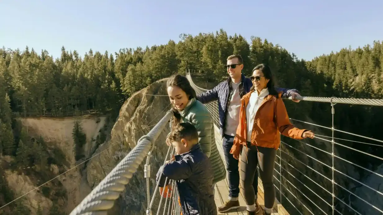 Golden Skybridge: Eintrittskarte Bereitgestellt von Pursuit Collection (Canada)