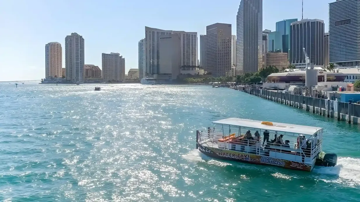 Miami: Paseo en barco al atardecer por la Bahía de Biscayne y las Casas de los Millonarios Operado por Attractions4Us LLC