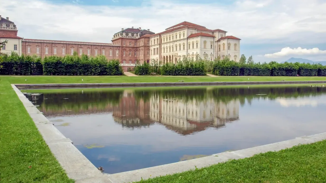 Turin: Royal Palace of Venaria Reale: Skip the Line + Hop-on Hop-off Bus Tour Provided by Sightseeing Experience SRL