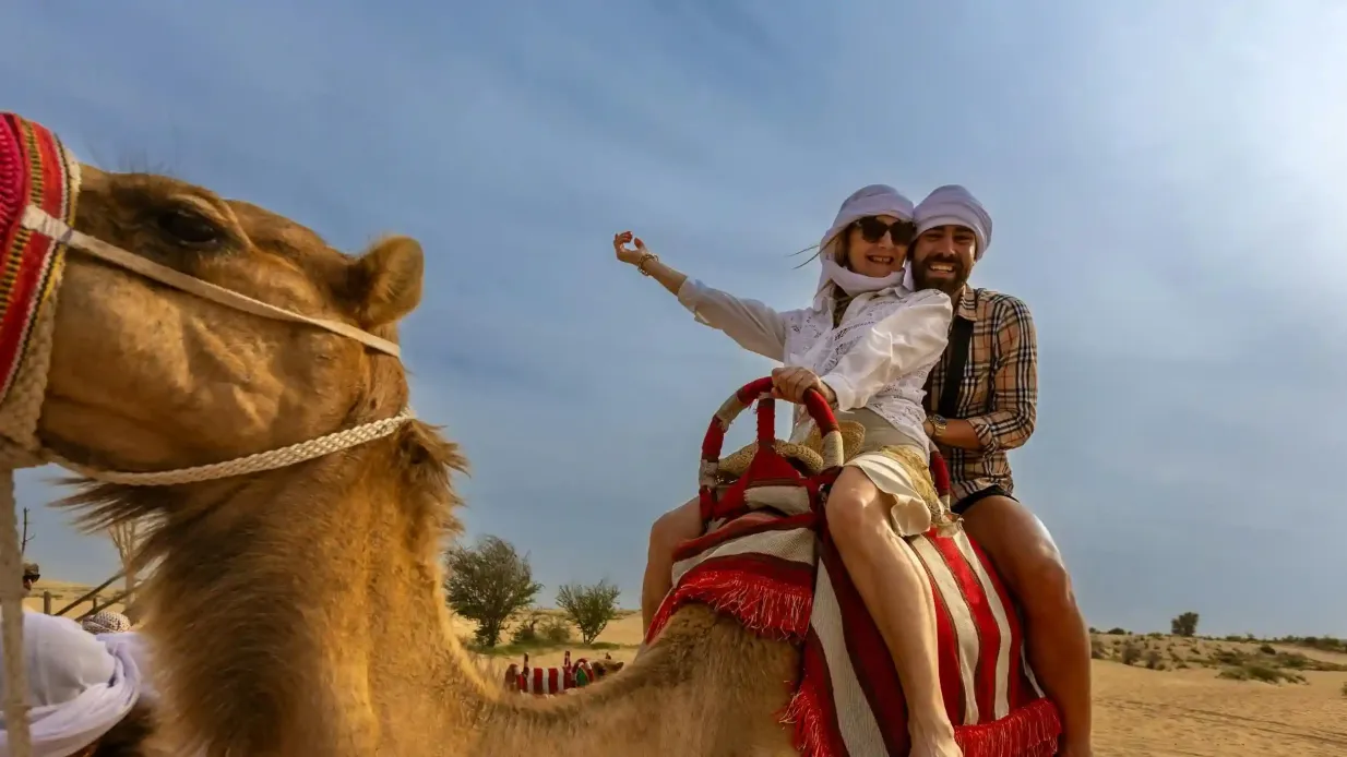Safari mattutino nel deserto: Dune Bashing, Sandboarding e passeggiate in cammello