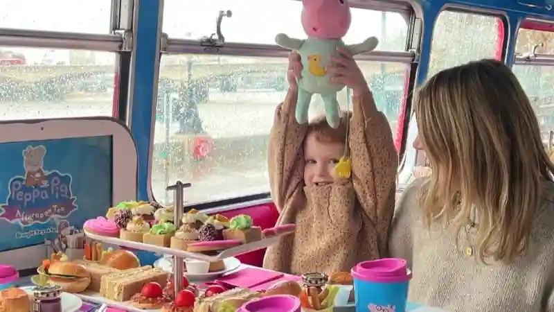 Londres: Peppa Pig Chá da tarde em autocarro turístico Organizado por Brigit's Afternoon Tea Ltd