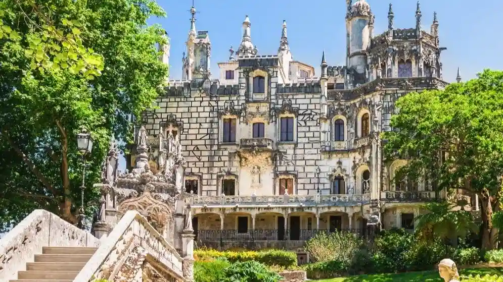 Sintra e Quinta da Regaleira: tour guidato + trasferimento Fornito da Living Tours Lisboa LDA