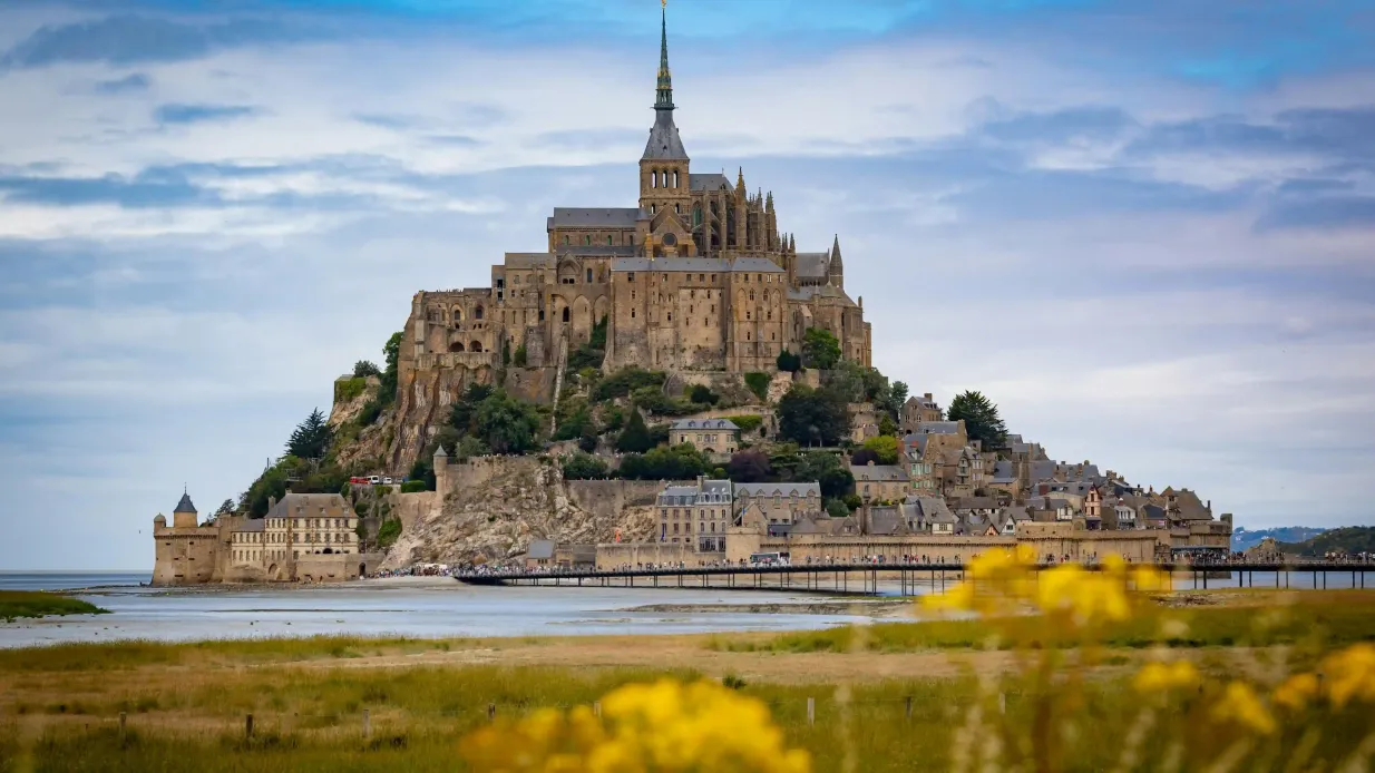 Mont Saint-Michel & Abbey: Full-Day Guided Tour from Bayeux Provided by Ophorus