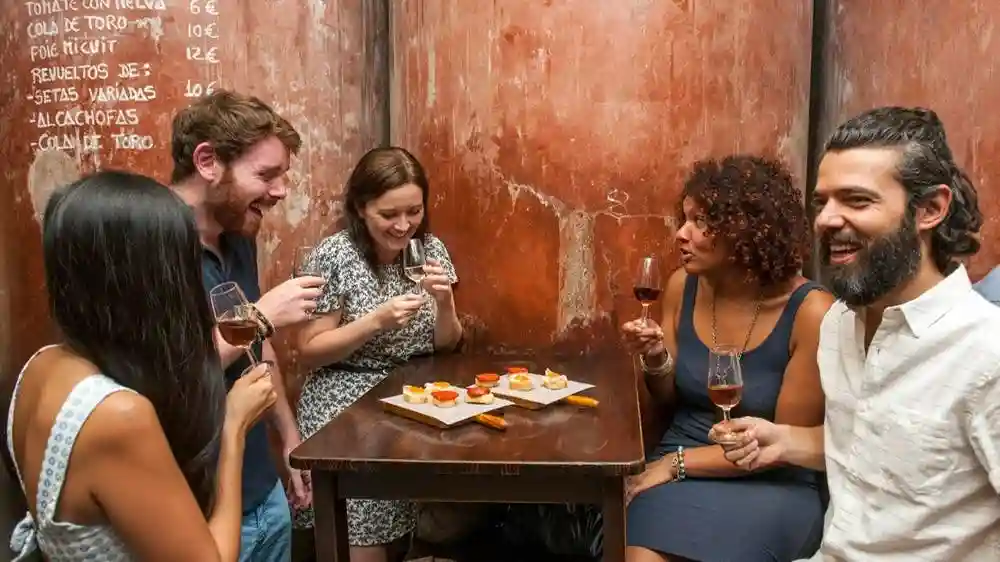 Sevilha: Visita guiada a tapas, tabernas e história