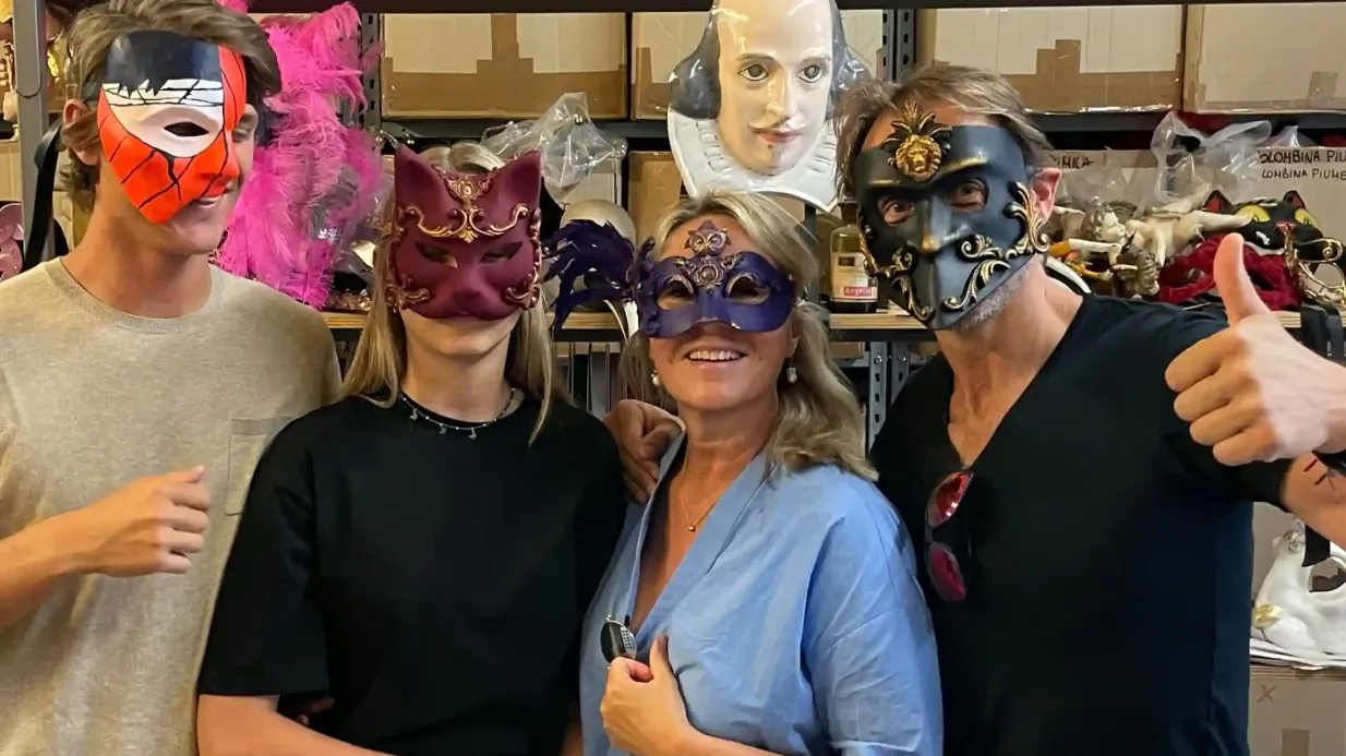 Taller de Máscaras Venecianas Operado por Carta Alta Venetian Mask