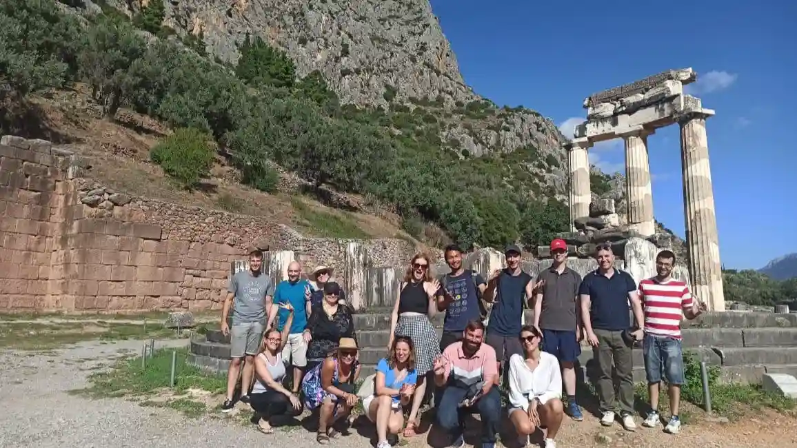 Delphi: VR Tour + Transport von Athen (ohne Eintritt) Bereitgestellt von OPEN TOP BUS HELLAS MEΠΕ