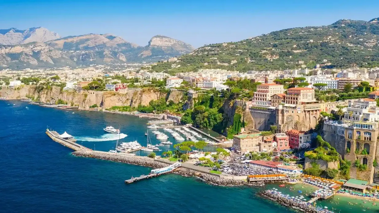 Sorrento: Train Transfer from/to Pompeii Provided by Distribusion Technologies GmbH (EUR)