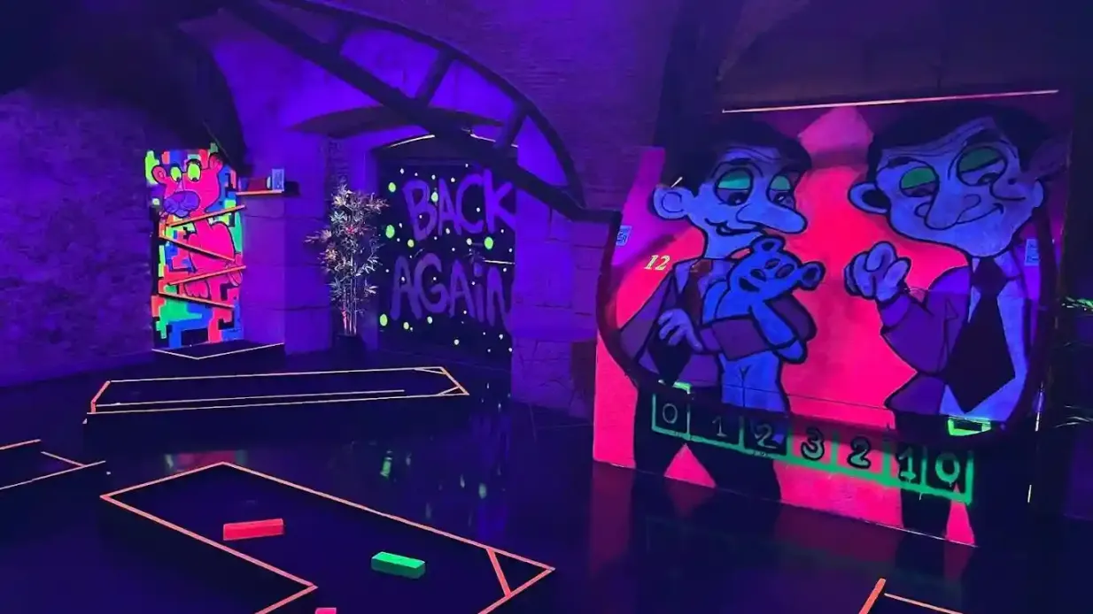 Minigolf Lissabon: 18-Loch-Minigolfplatz + Zugang zum Barbereich Bereitgestellt von Bubbles Devotion, Lda
