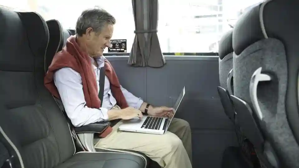 Londres: Traslado en autobús desde/hasta el aeropuerto de Luton y Londres Victoria Operado por Distribusion Technologies GmbH (EUR)