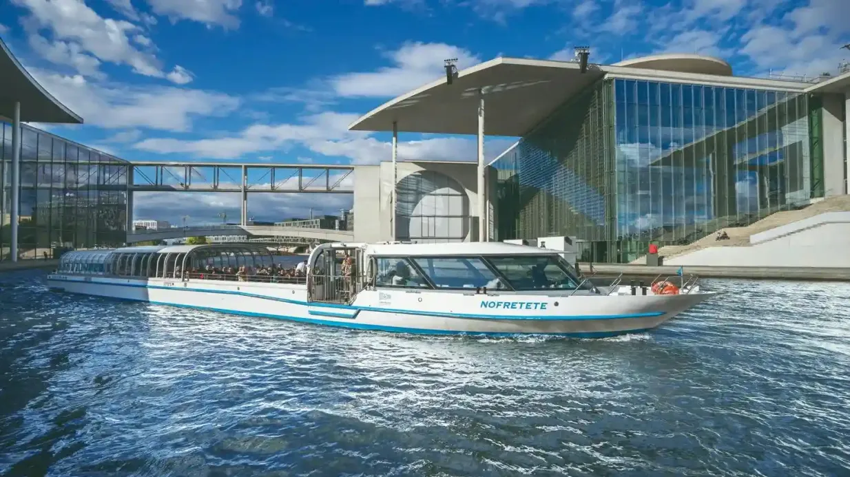 Berlin : 3.25-Hour Bridges Boat Tour Ticket