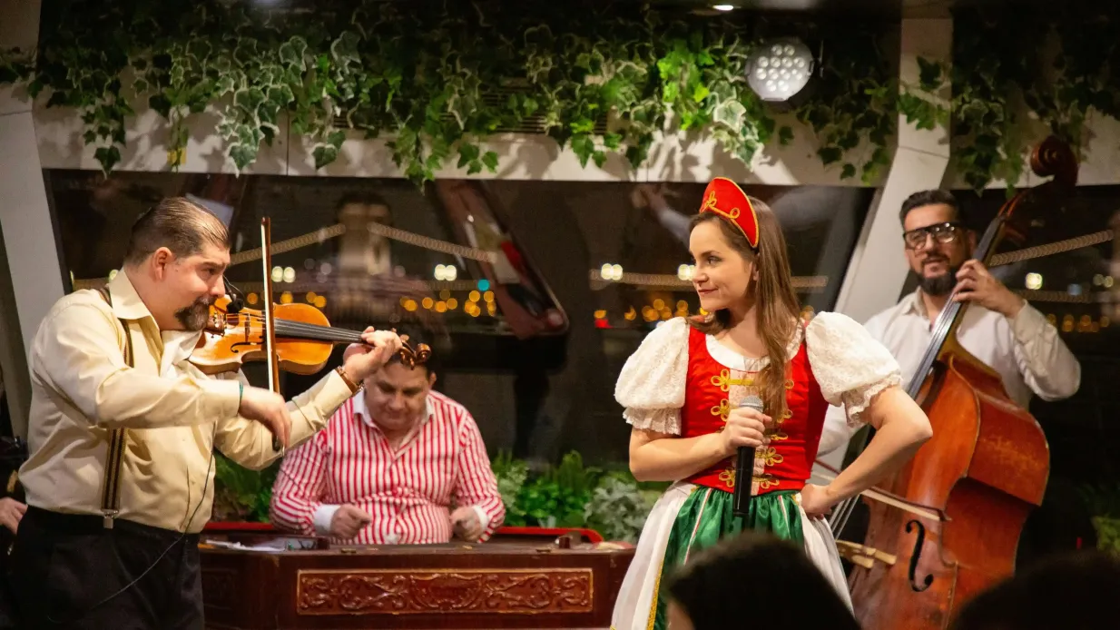 Budapeste: Cruzeiro com jantar no Danúbio com show de folclore e opereta Organizado por Silverline Cruises Kft.