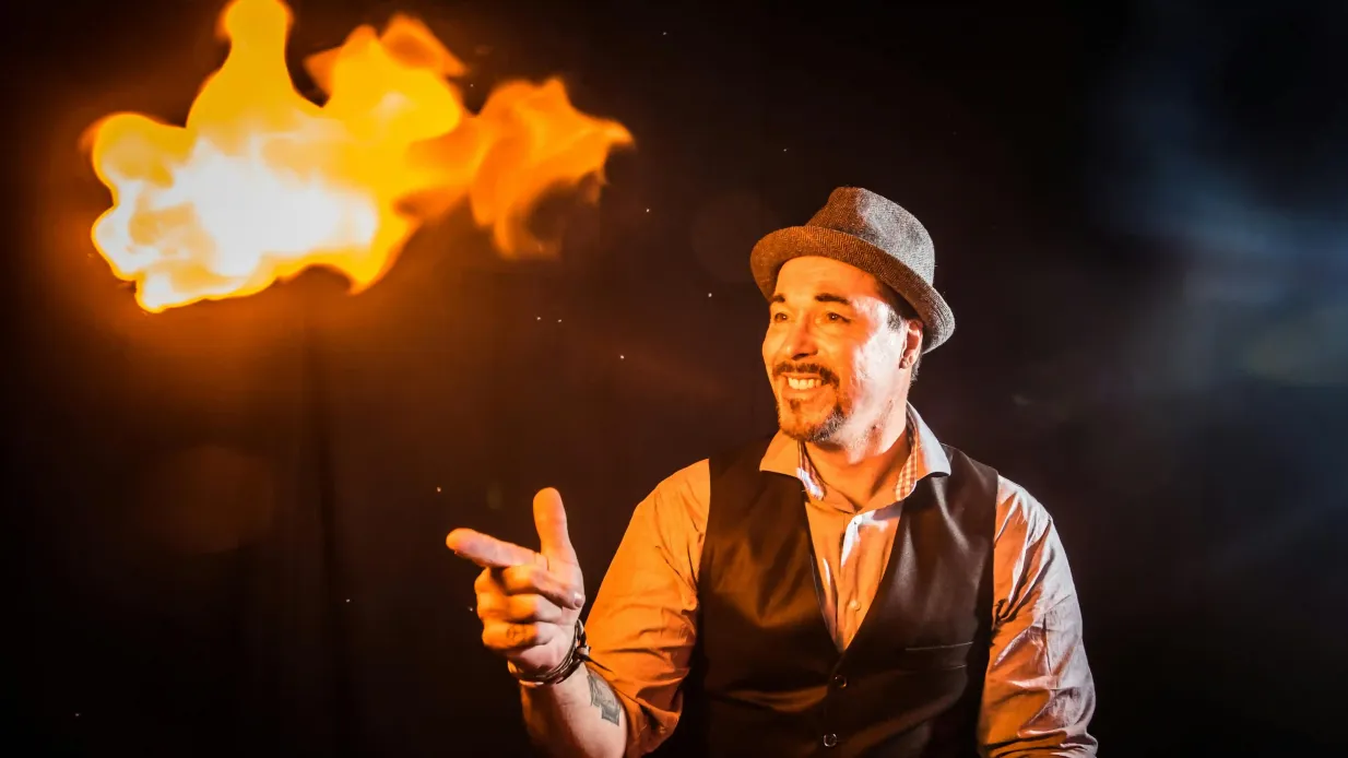 WonderWorks Orlando: Spettacolo con cena magica Outta Control Fornito da WonderWorks Orlando Attraction, LLC