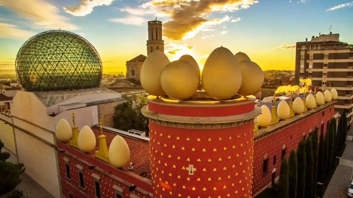 Dalí-Museum, Figueres und Girona: Geführter Tagesausflug in kleiner Gruppe ab Barcelona Bereitgestellt von In-Out Barcelona Tours