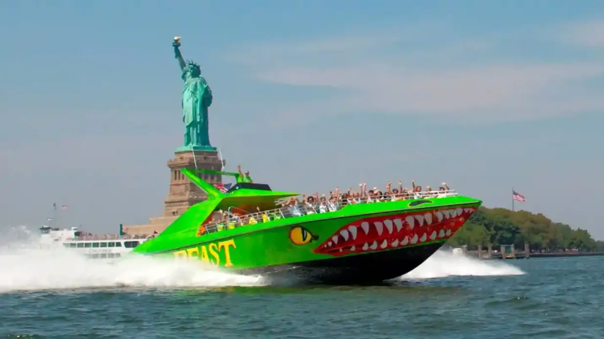 New York: The Beast Giro in motoscafo