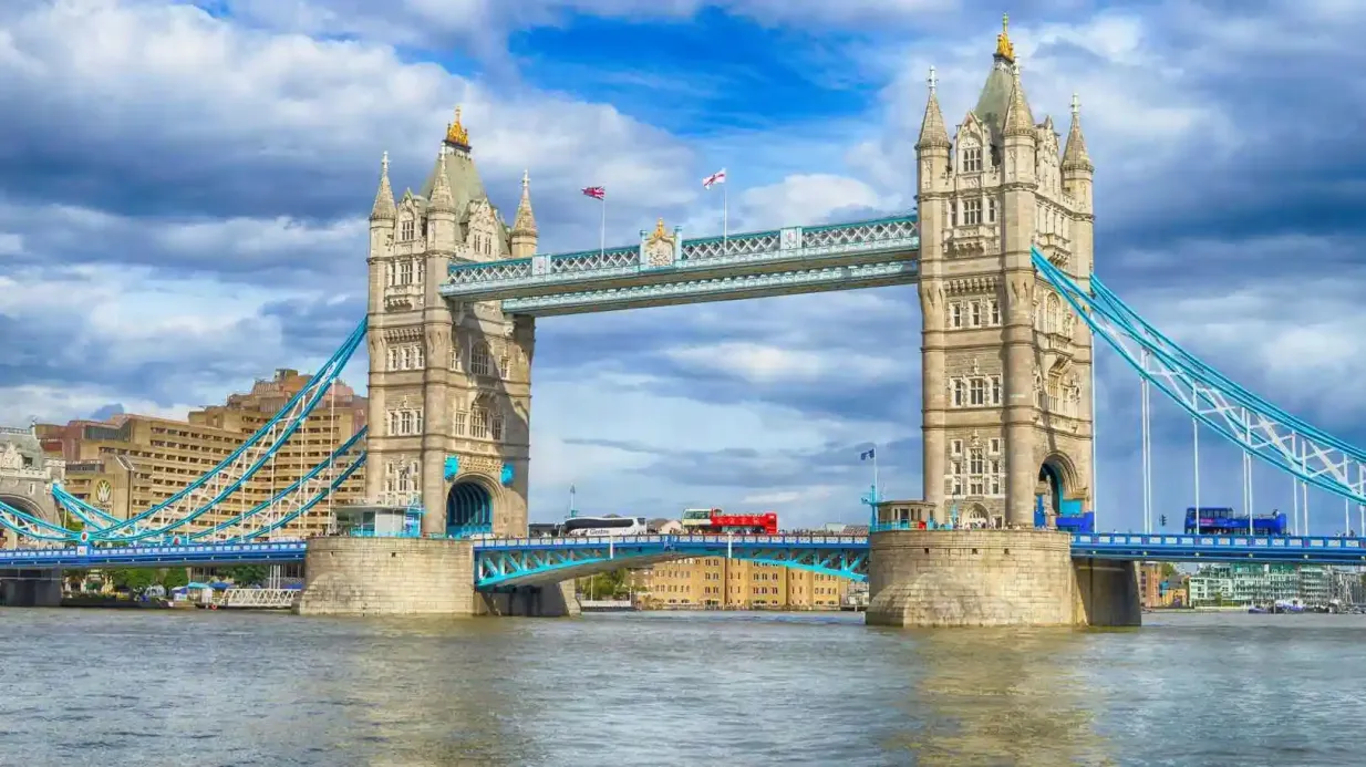 Tower of London & St Paul’s Cathedral: Guided Tour + Thames Cruise Provided by Tiqets International B.V.