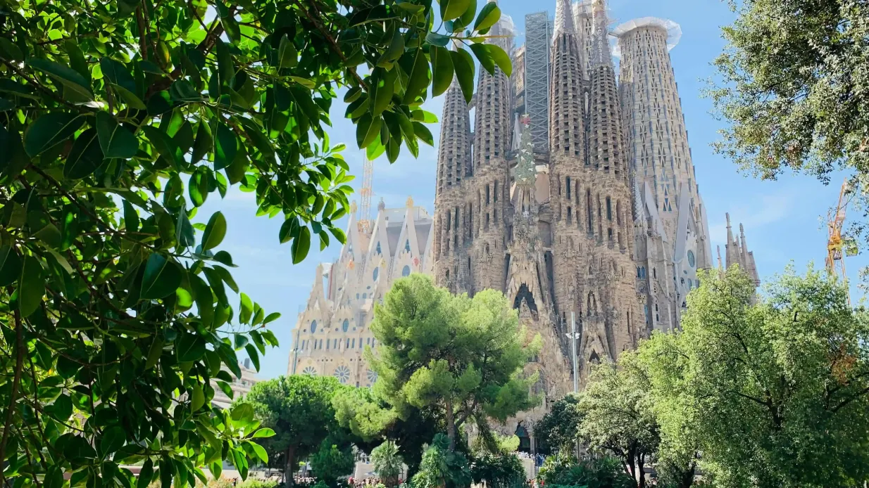 Park Güell y Sagrada Familia: Entrada y Visita Guiada Operado por Julia Travel