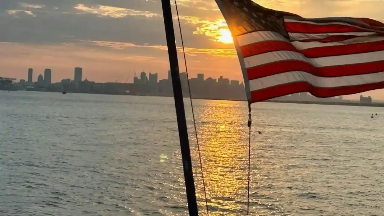 Puerto de Boston: paseo en barco al atardecer Operado por Fareharbor Marketplace USD