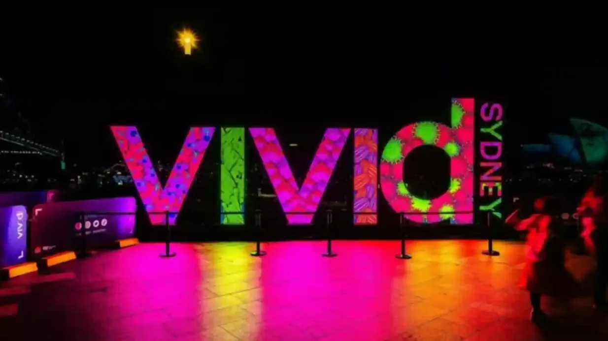 Sydney: Vivid Sydney Captain Cook Sunset or Starlight Dinner Cruise