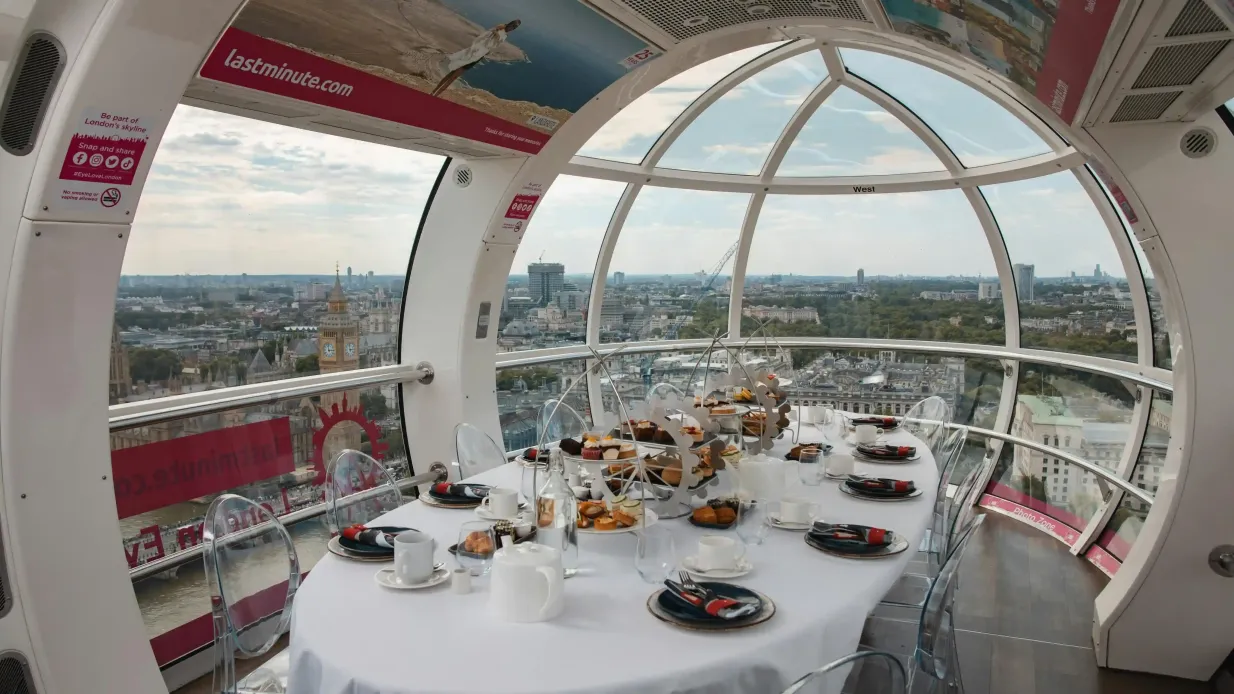 London Eye: Biglietto con accesso rapido + Esperienza di tè pomeridiano + Accesso alla sala