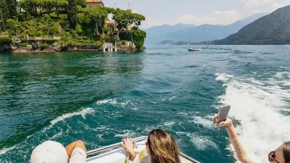 Como y Bellagio: Visita guiada desde Milán + Paseo en barco privado por el Lago Como Operado por Autostradale Viaggi Srl