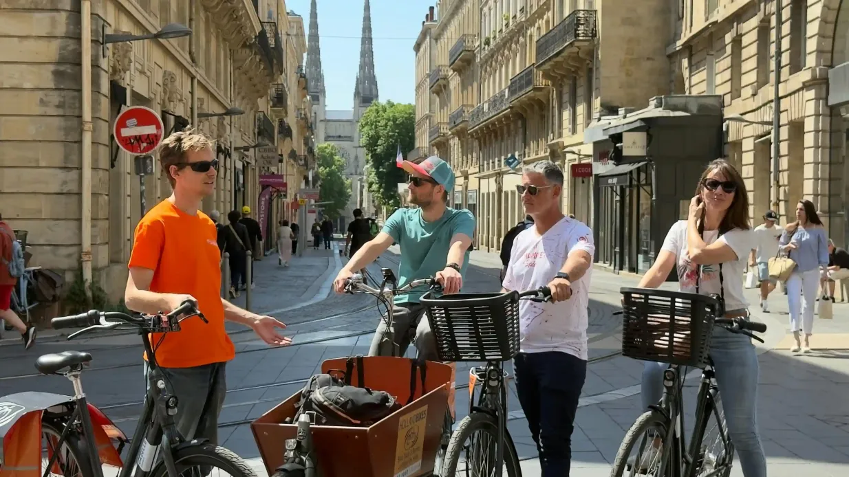 Burdeos: Visita guiada en bicicleta de 2,5 horas Operado por Holland Bikes VeloMotion SAS.