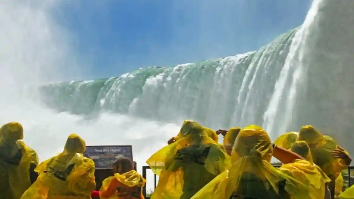 Chutes du Niagara : Visite guidée à pied + Tour Skylon + Voyage derrière les chutes Fournie par See Sight Tours
