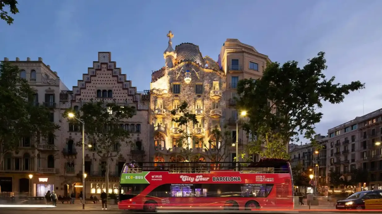 Barcelone : Visite guidée nocturne en bus