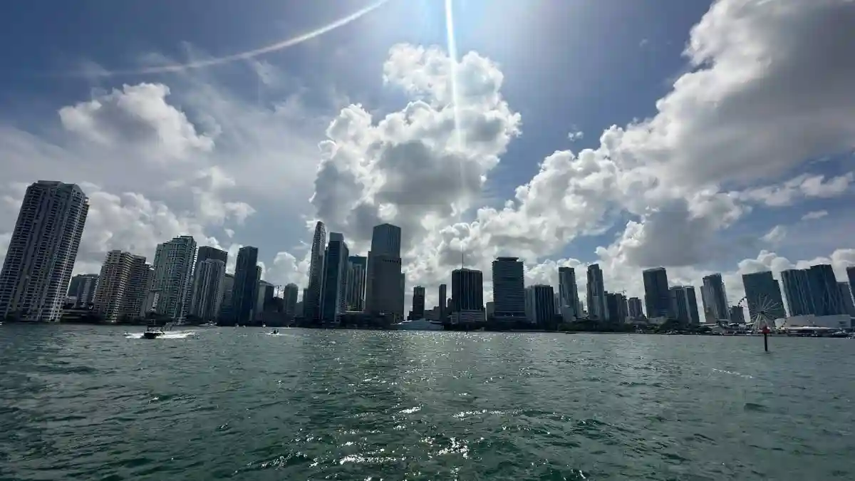 Miami: Skyline Day Cruise mit Mojito Bar Bereitgestellt von Miami Skyline Cruises Inc