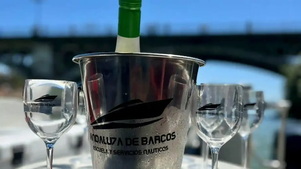 Sevilha: Passeio de barco romântico de 1 hora Organizado por ANDALUZA DE BARCOS S.L.