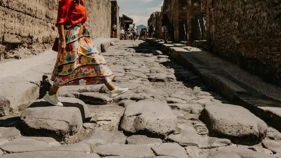 Pompeii: Small Group Guided Tour + Roundtrip Train Provided by inStazione Srl
