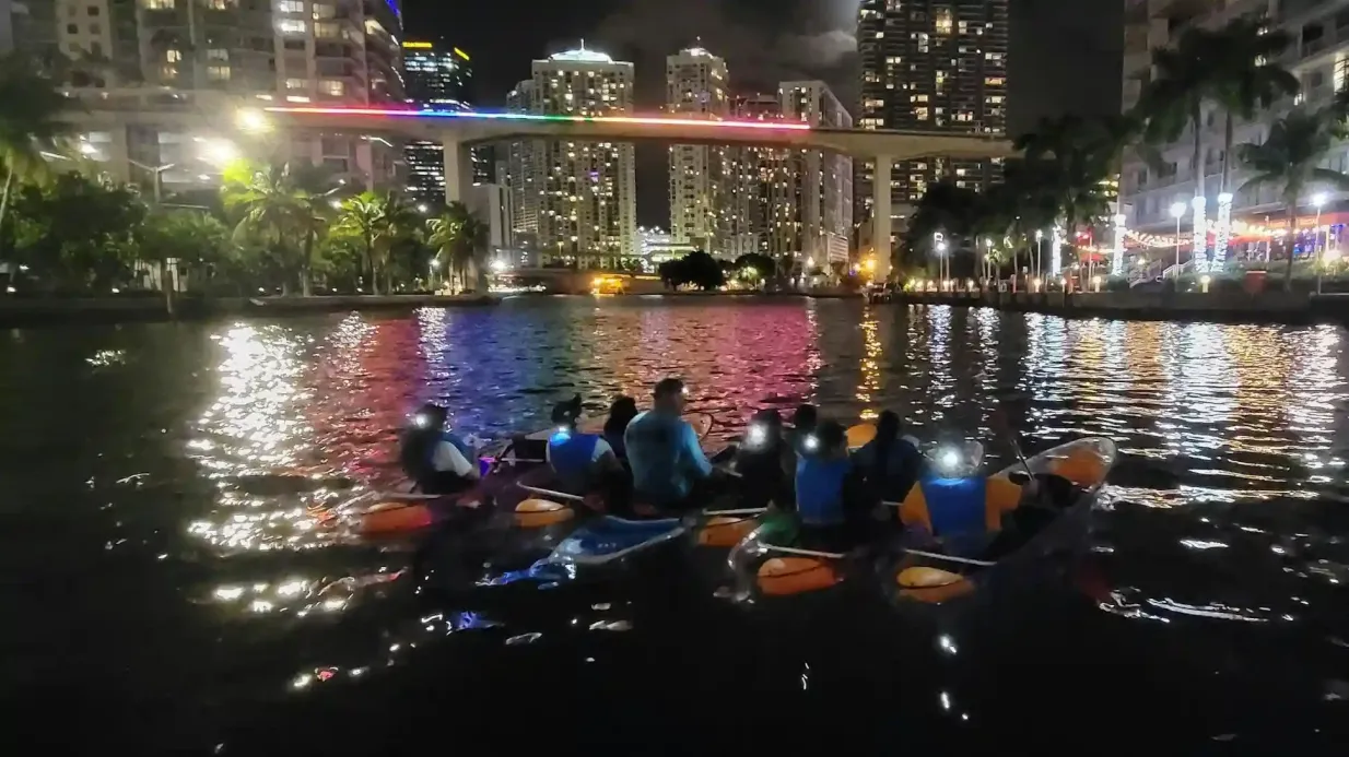 Miami: Tour notturno guidato in kayak illuminato a LED + bevande