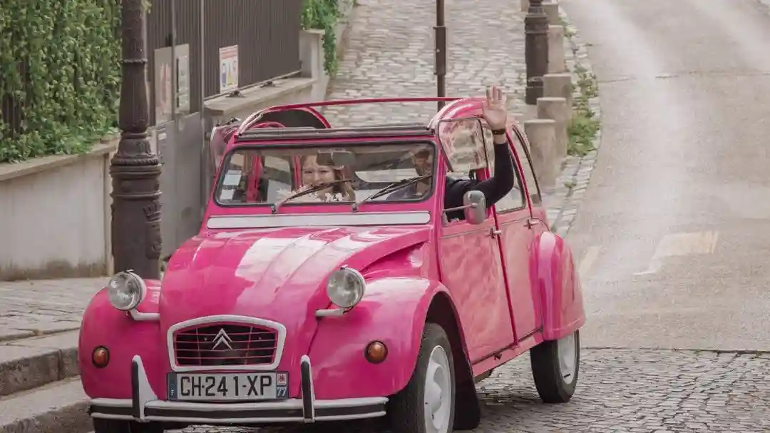 Paris : Visite privée en Citroën 2CV rose Fournie par P2M Tour