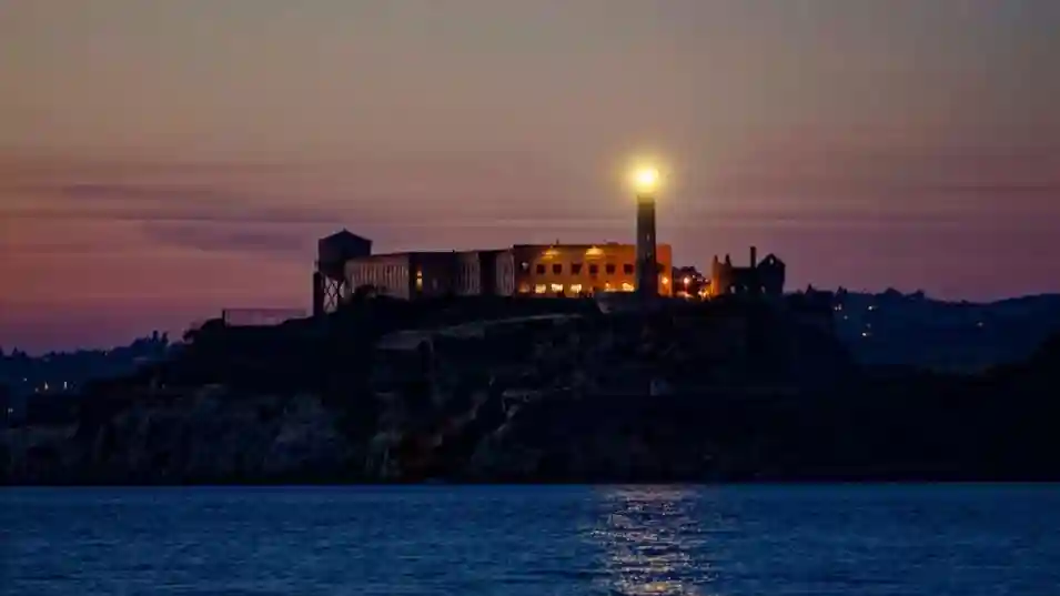 San Francisco: Tour notturno di Alcatraz + tour di un'ora in barca Fornito da Must See