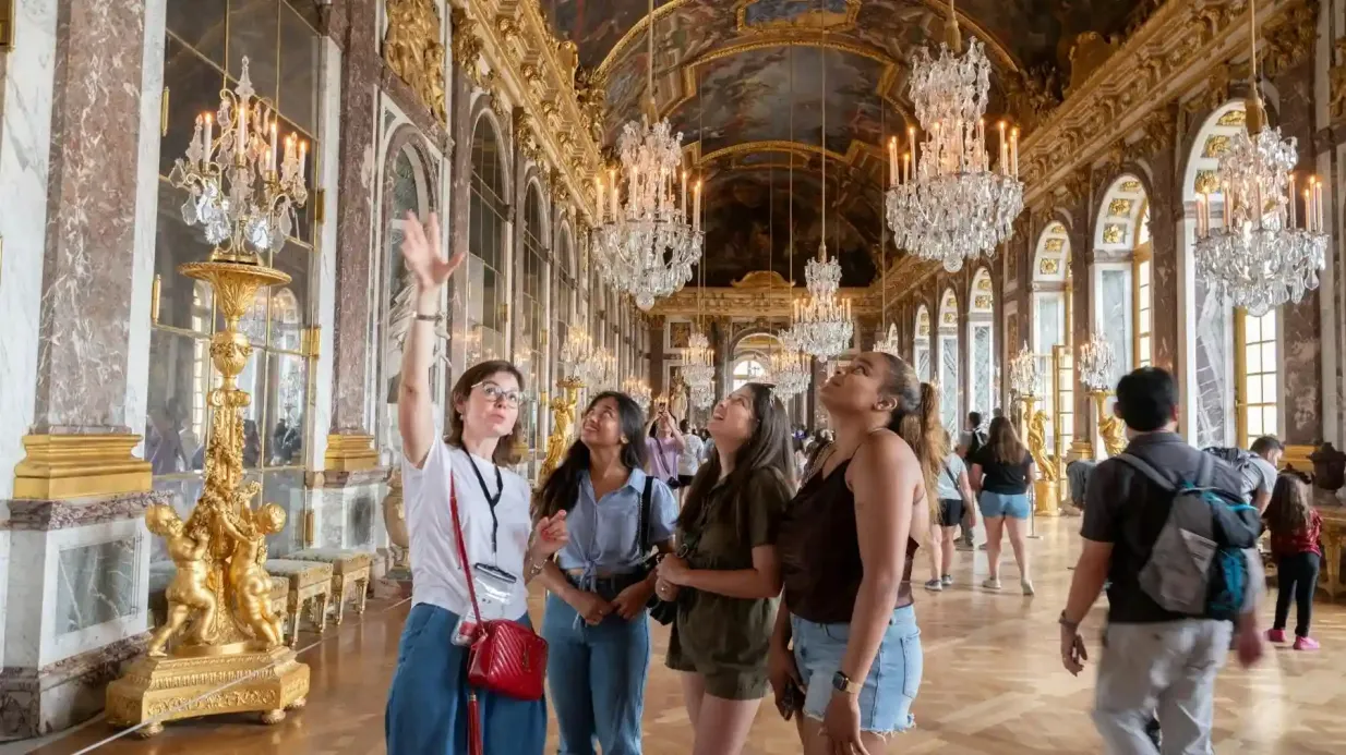 Palacio de Versalles: Entrada sin colas + Visita guiada + Transporte desde París Operado por The Roman Guy SRL