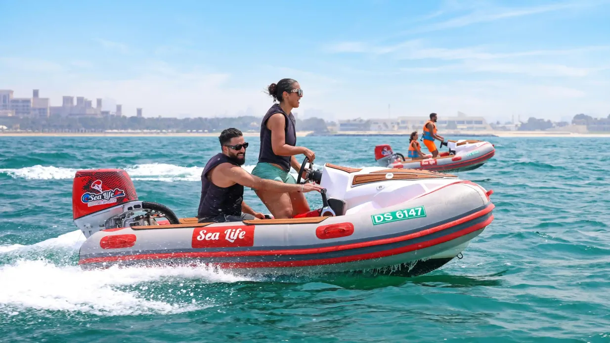 Dubai: Paseo en barco autoconducido